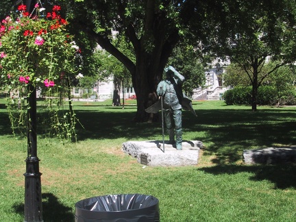 McGill Statue1